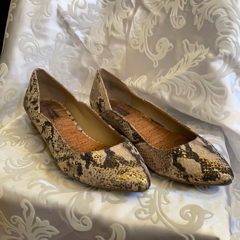 Kenneth Cole Reaction sz 7.5 animal/metallic flat